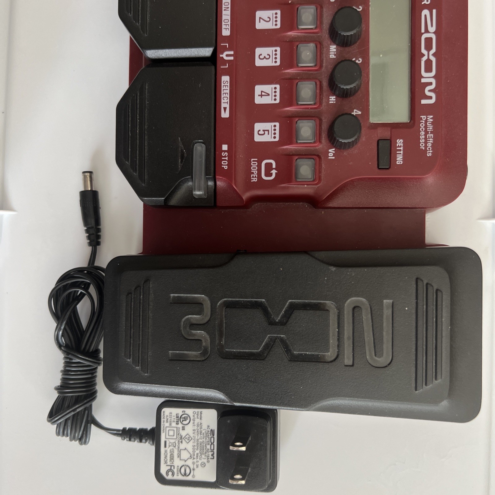 ZOOM Multi-Effects Processor (for Bass) B1 FOUR Red & Zoom with ZOOM PS & Box