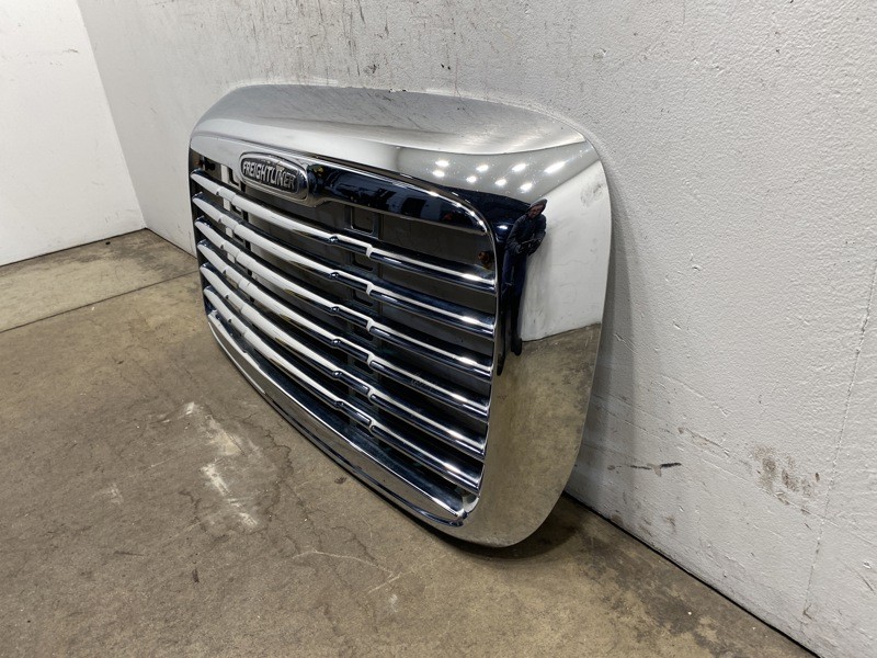 2002 Freightliner Columbia Grille A1713590004 (610-13140)