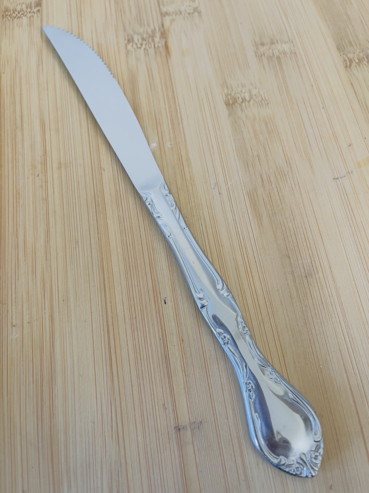 Supreme Towle MANOIR Glossy Stainless Floral SOLID SERRATED STEAK KNIFE  9" NEW!