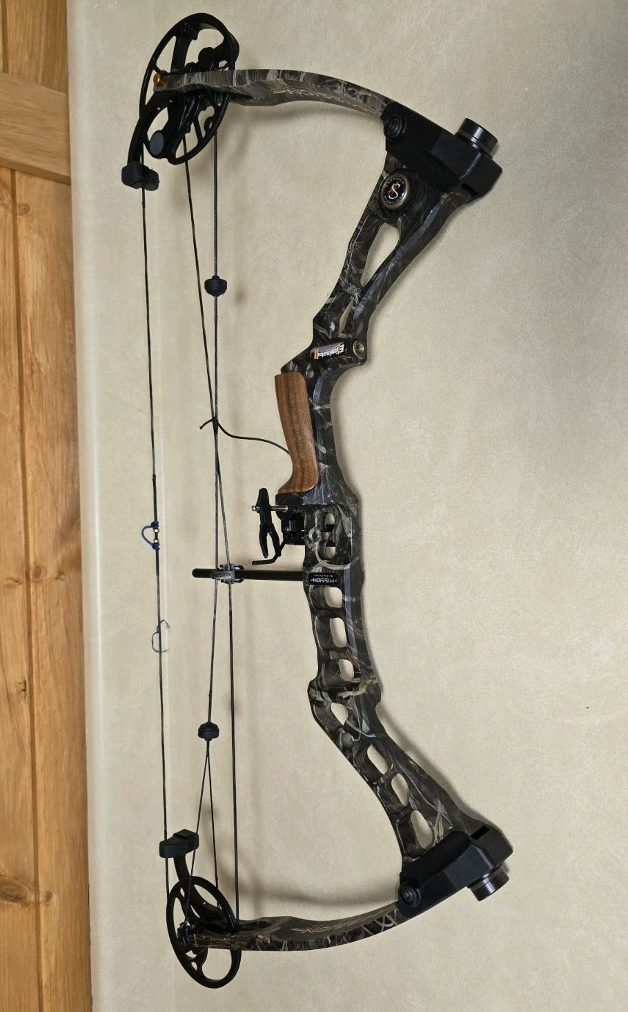 MATHEWS MISSION ELIMINATOR II RH COMPOUND BOW 70 POUND 28.5 INCH DRAW