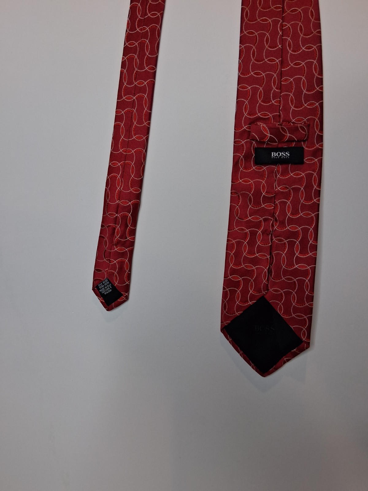HUGO BOSS Mens Tie Red Base With Wavey Geometric Pattern, Seta Silk, Vgc
