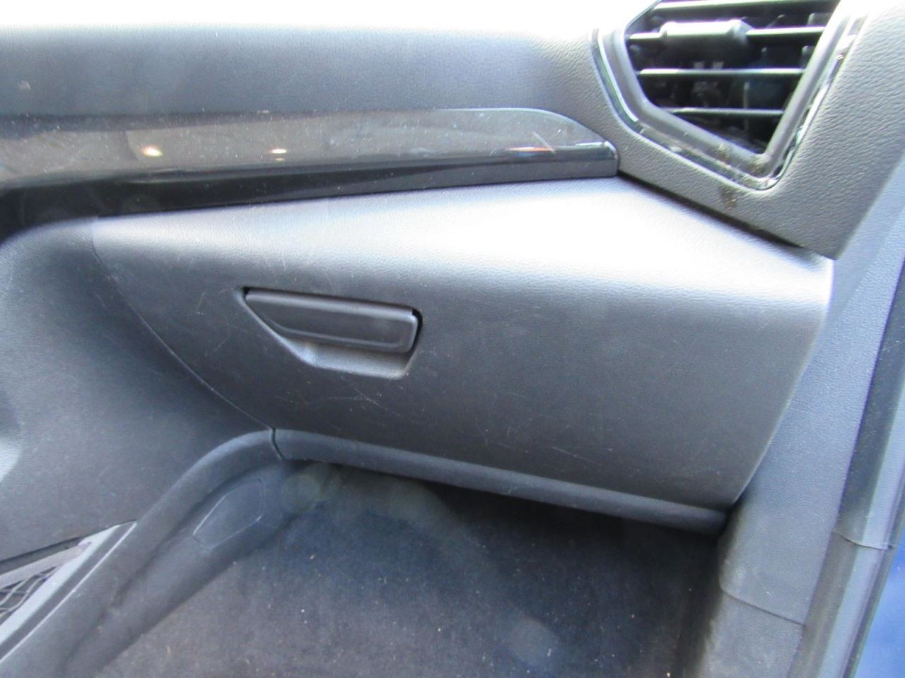 ESCAPE    2019 Glove Box 1075425