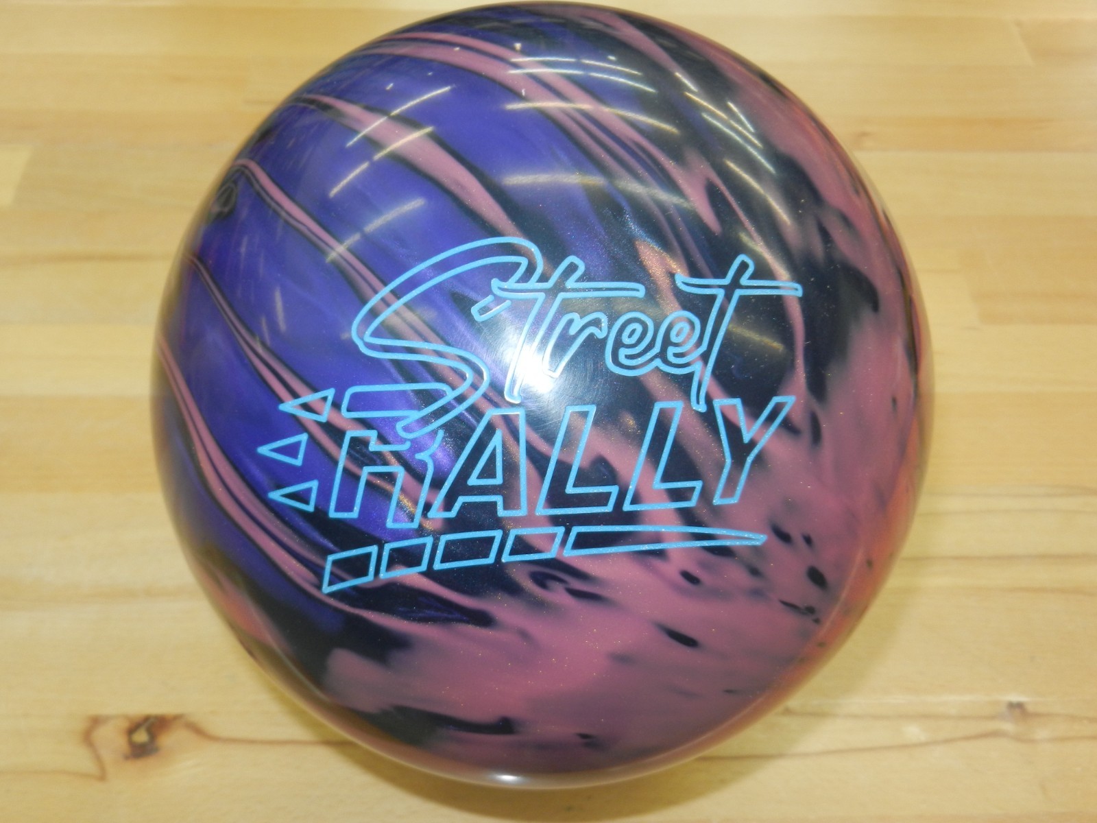 NIB 15# C300 Street Rally Bowling Ball Specs of 15.2/3-4" Pin/2.60oz TW