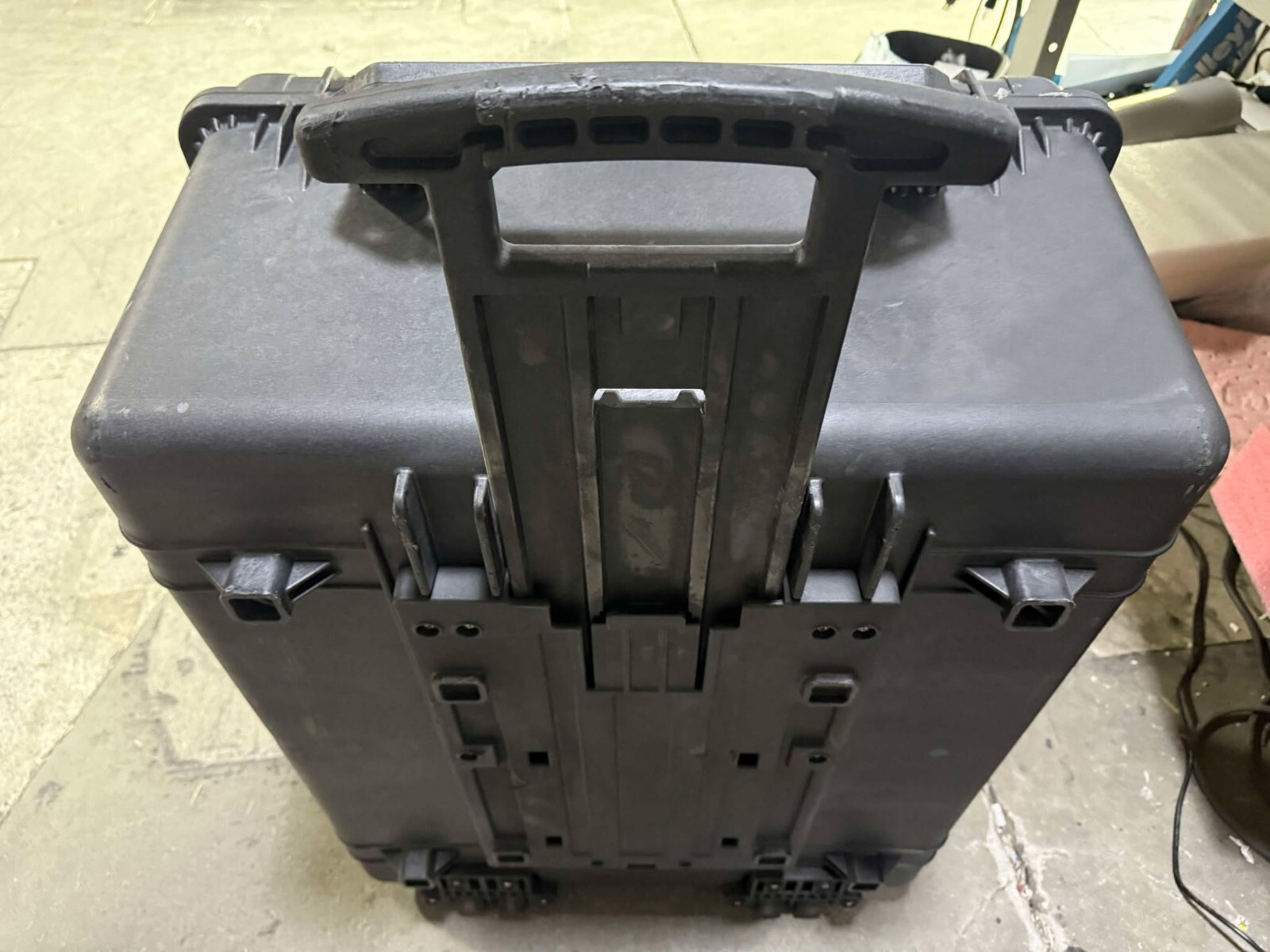 Pelican 1690 Protector Rolling Transport Wheeled Waterproof Hard Case w handle