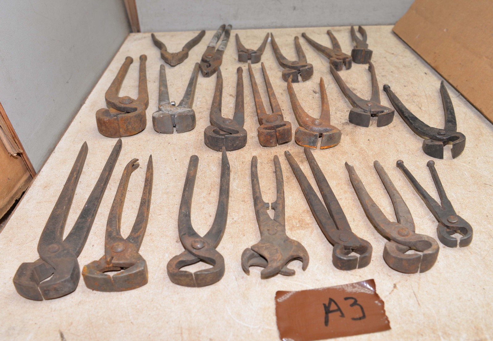 20 antique blacksmith tools pliers cutters nippers tongs collectible tool lot A3