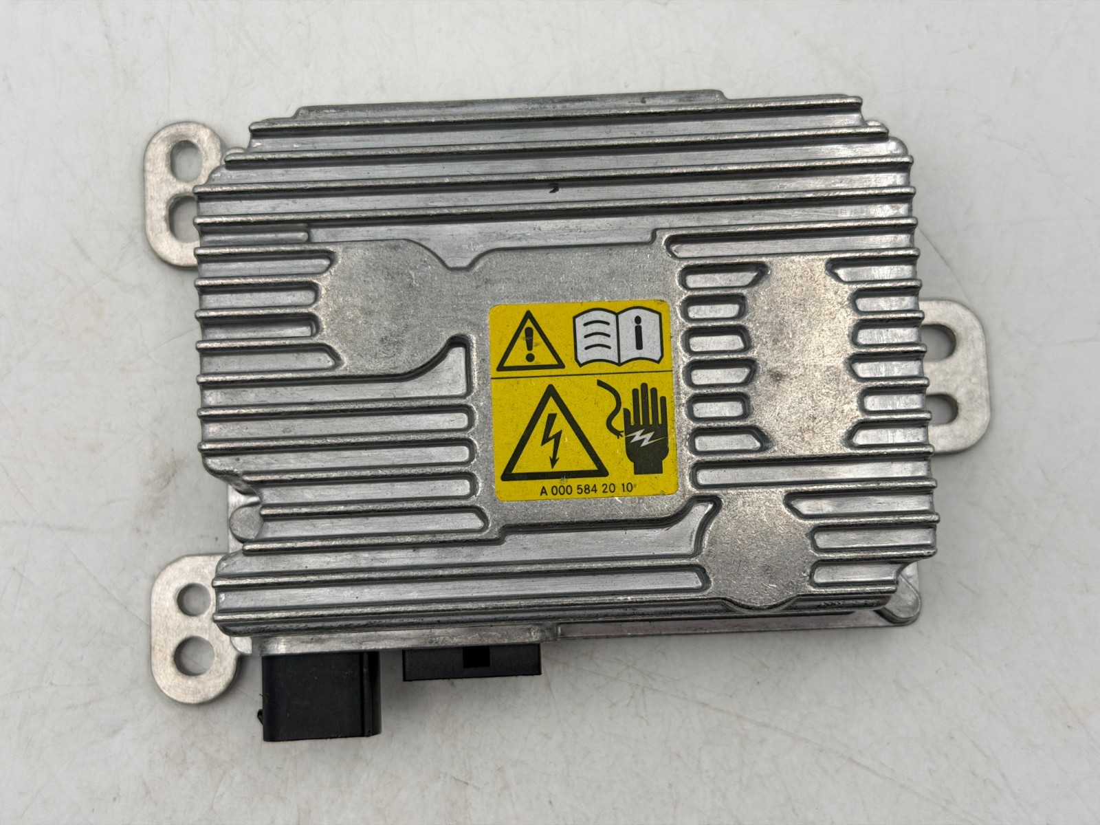 2022–2025 Mercedes-Benz Voltage Power Converter 0008271105 OEM