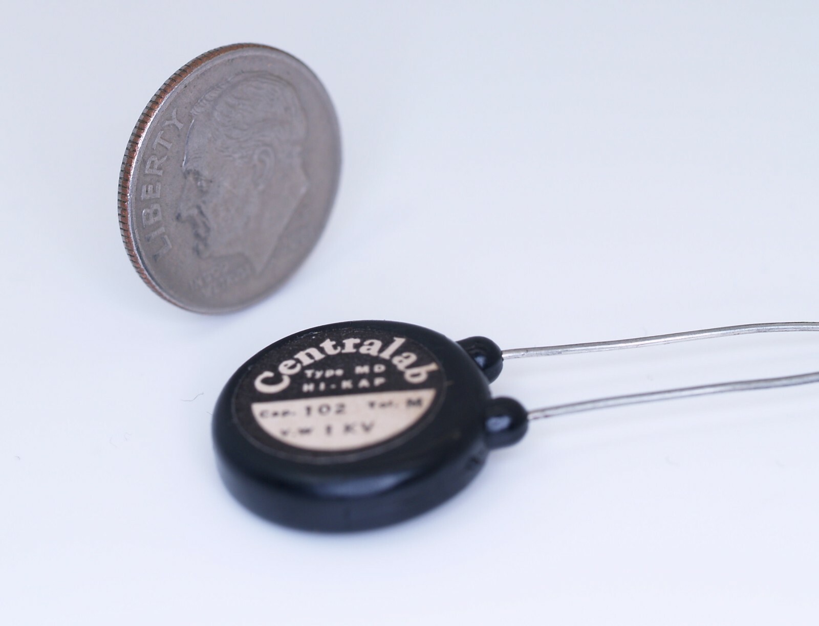 CENTRALAB Molded Disc BC Hi-Kaps MD-102 .001 mfd 600 W.V.D.C. capacitor NOS