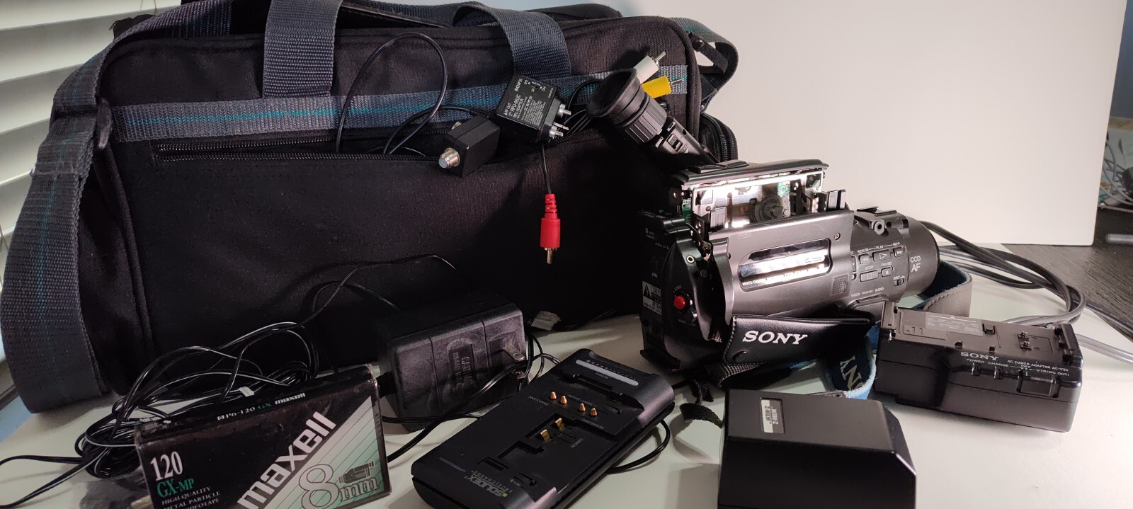 For Parts/repair Sony CCD-FX420 Camcorder  Battery, charger, AC Battery, Bag