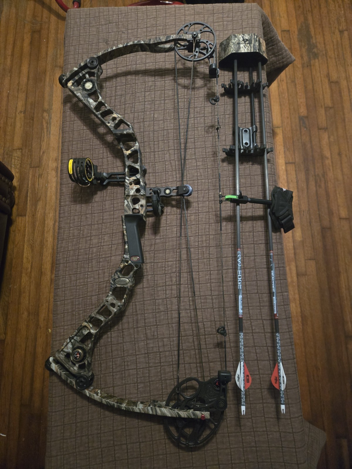 Mathew Reezen 7 RH 70lb Compound Bow 23-28.5in Draw 29in Camo With Quiver/Arrows