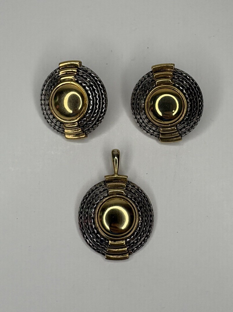 Vtg Goldtone Stud Earrings round circle with Pendant