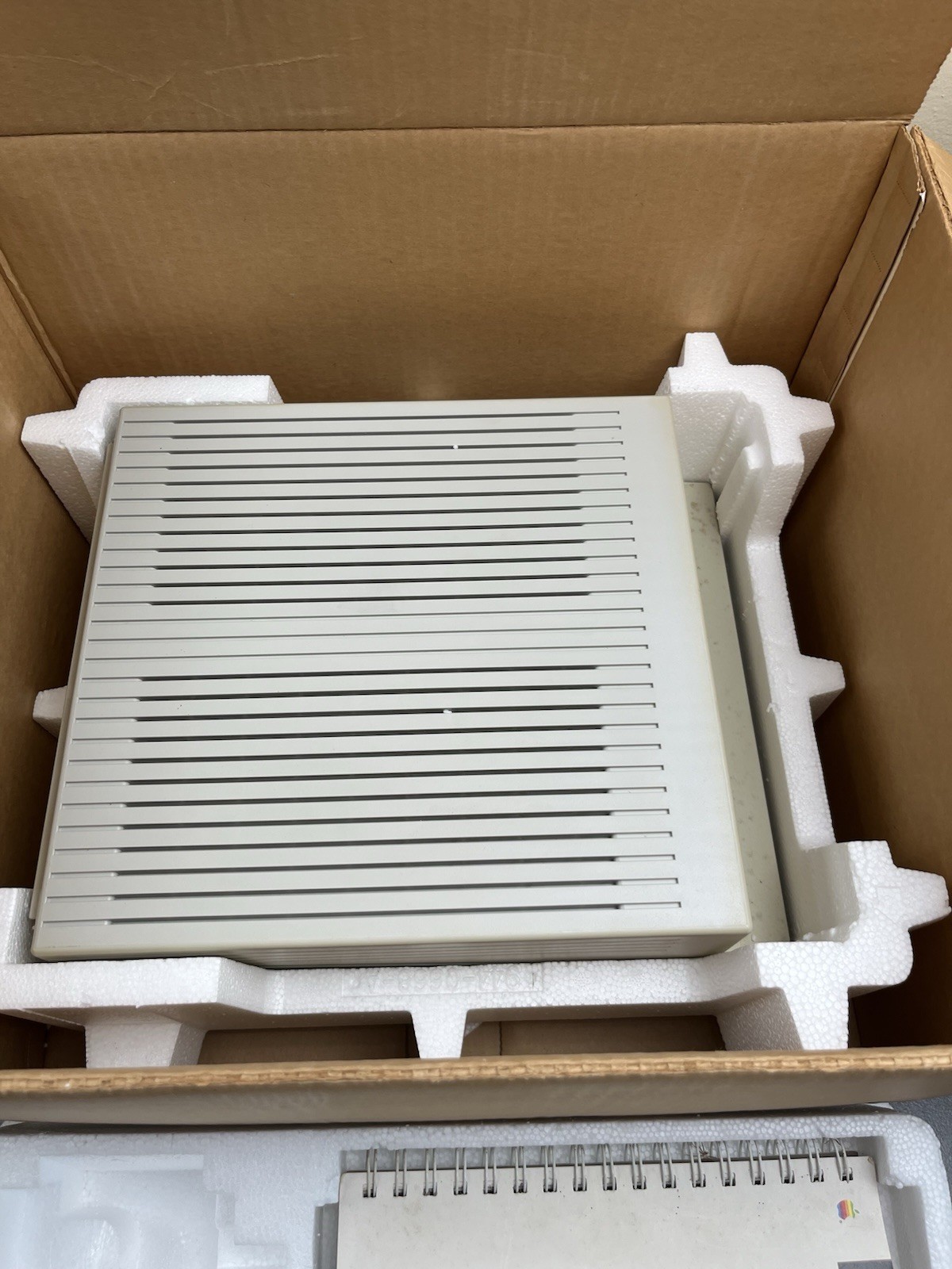 Apple IIGS A2S6000 Computer w/ Original Box, Keyboard, Mouse, Cable Book Works