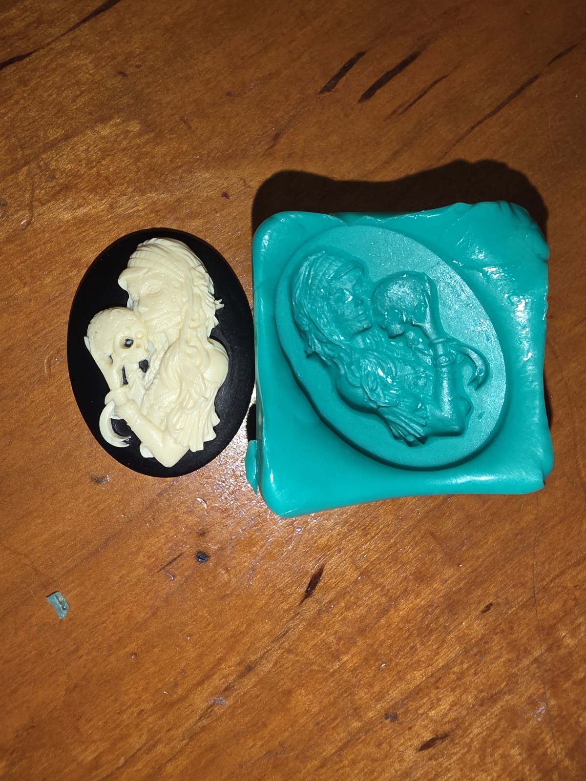 Lady Holding Skull, Skeleton Cameo Mold For Resin / Polymer Clay 3x2 Cm
