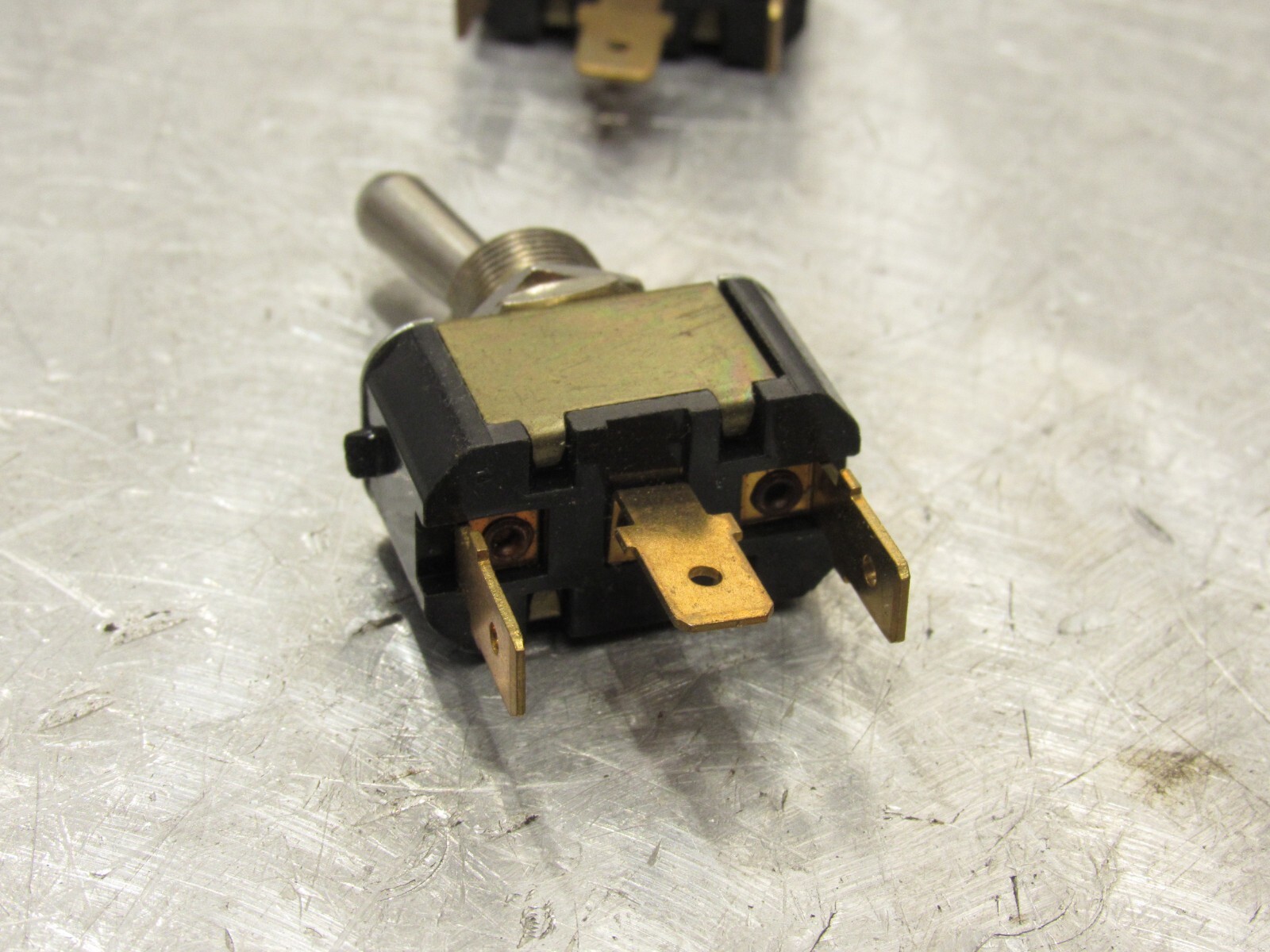 Double-Pole/Single-Throw Toggle Switch On-on on-off 12-24V Heavy-Duty DPST