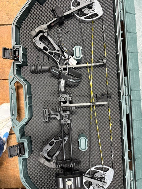 Diamond Archery Edge 320 Right Hand 7-70 lb Compound Bow Package (A1G012241)
