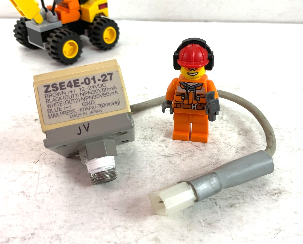 ZSE4E-01-27 SMC *USED* PRESSURE SWITCH