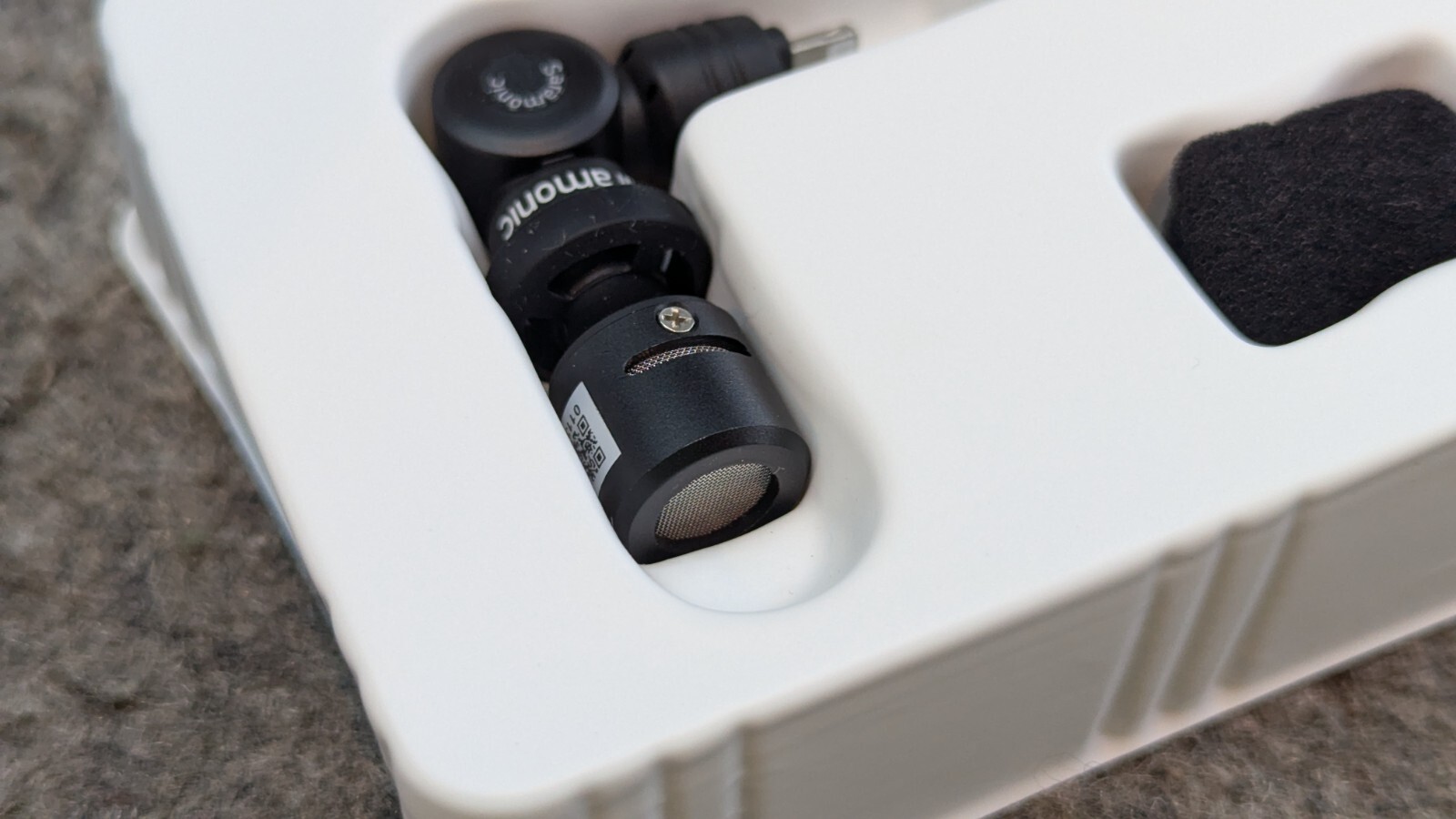 Saramonic Condenser Microphone with Lightning 4 iPhones & iPads SmartMicDiMini