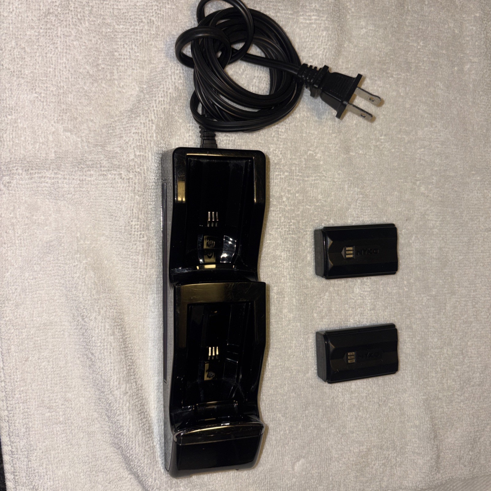 Nyko Charge Station With 2 Rechargeable Batteries