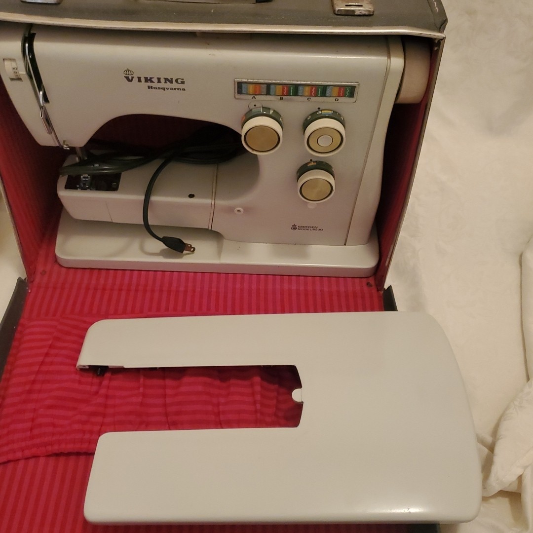 Husqvarna Viking 6020 Sewing Machine PARTS OR REPAIR w/ Case & Extension Table