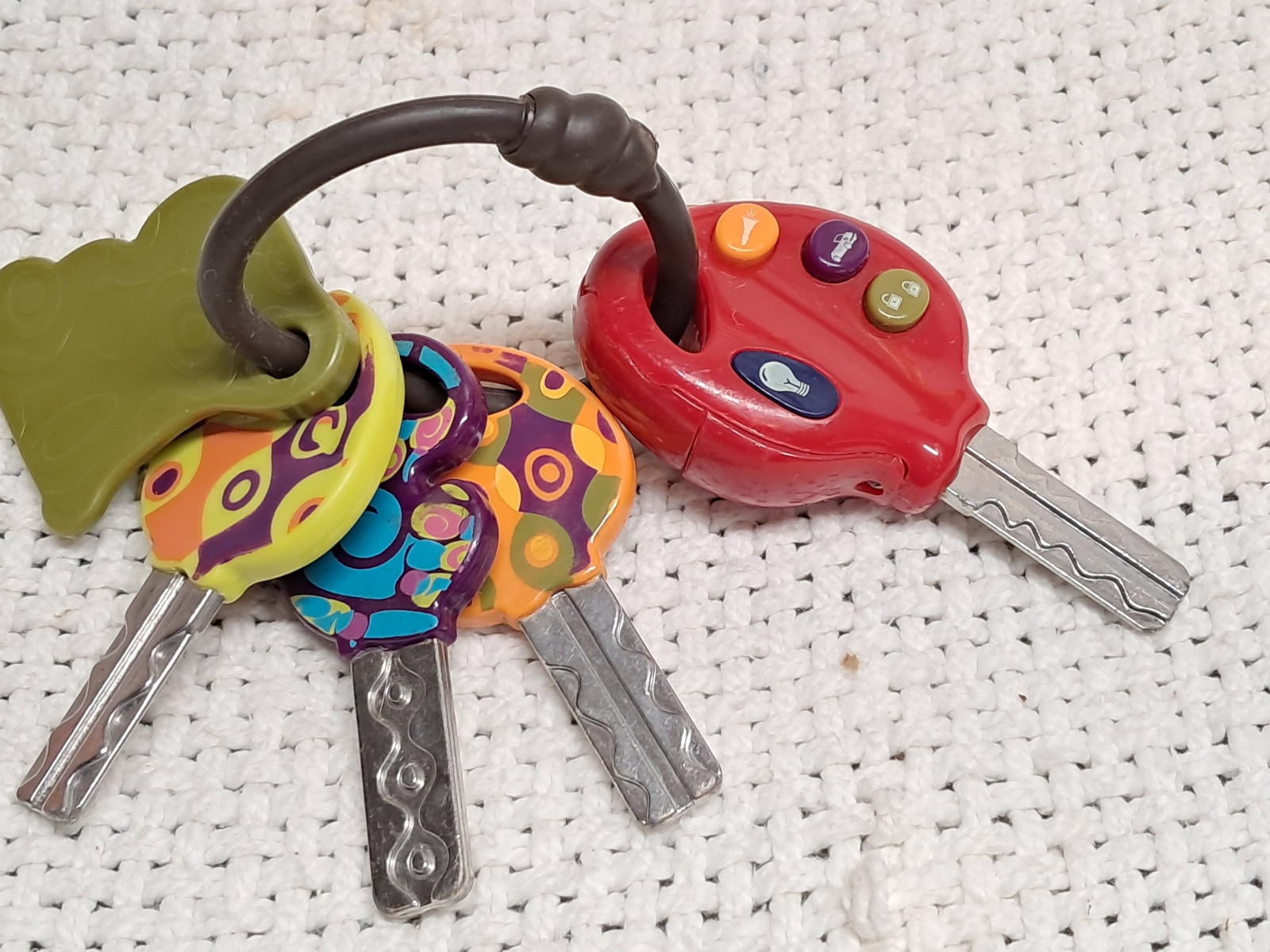 childrens realistic car key set, new buttoncell batteries, different sounds,