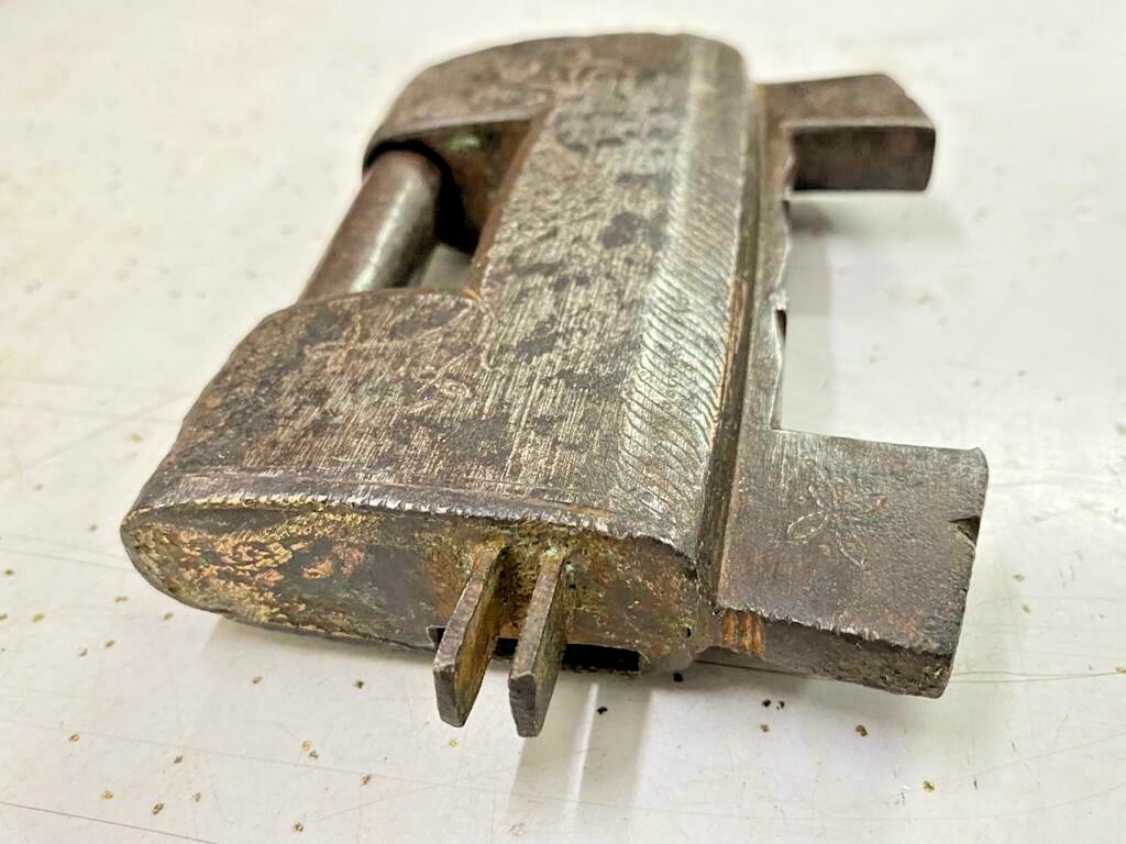 RARE OLD VINTAGE HAND-MADE IRON FINE ENGRAVED SOLID HEAVY STRIP SYSTEM PADLOCK