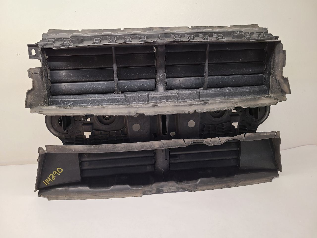2013 2014 2015 2016 2017 2018 2019 FORD ESCAPE  Air Shutter