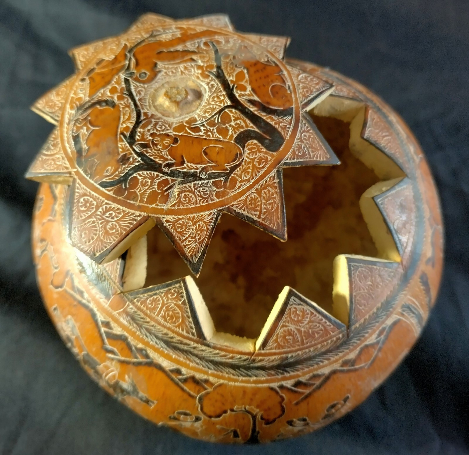 Evaristo Medina Peruvian Folk Art 5" Carved Gourd Box Farmers Oxen Burros Birds
