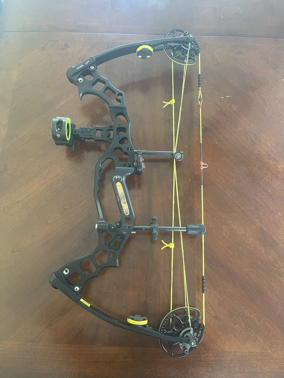 APA Black Mamba 28XR Compound Bow Right-Handed Draw length/weight 30”/ 70lbs