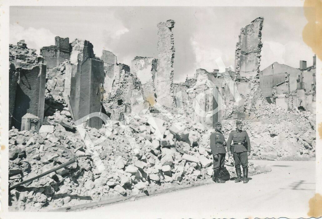 Photo WW II Wehrmacht Soldiers Ruins Street France Trul ? France F1.67