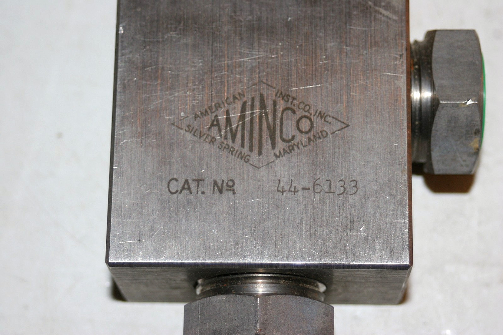 Aminco 44-6133 High Pressure SS Angle Needle Valve 60,000 Psi (.59 Tube OD)