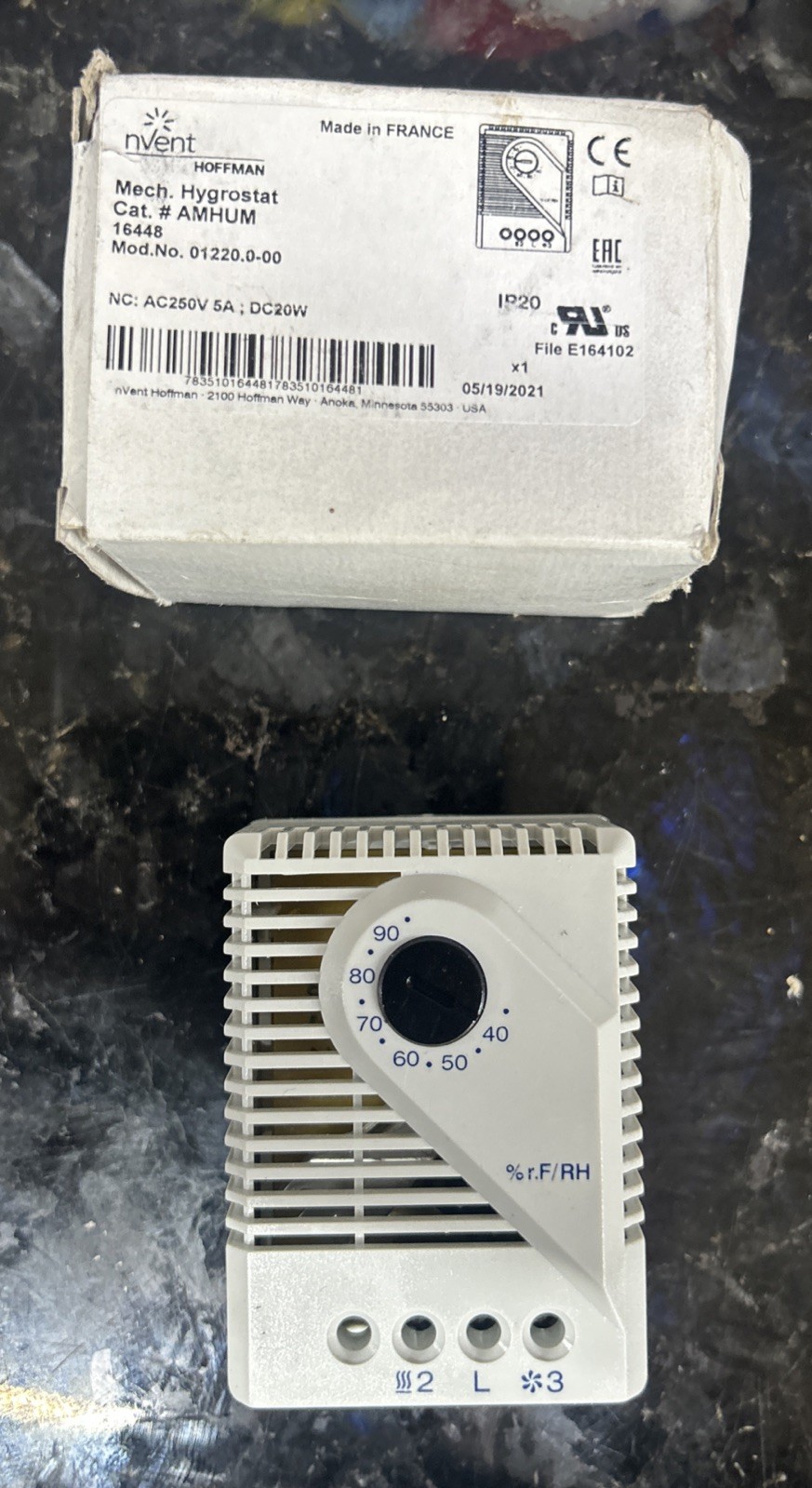 Nvent 01220.0-00 Vertical Hygrostat Mechanical SPDT Relative Humidity Controller