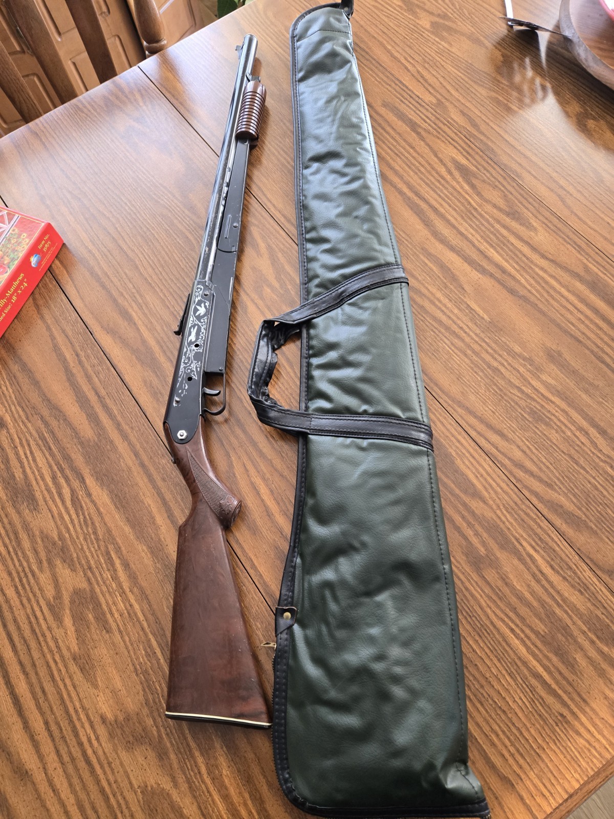 Vintage Daisy Model No. 25 Pump BB Gun and case ROGERS ARK.  USA 60s -70's
