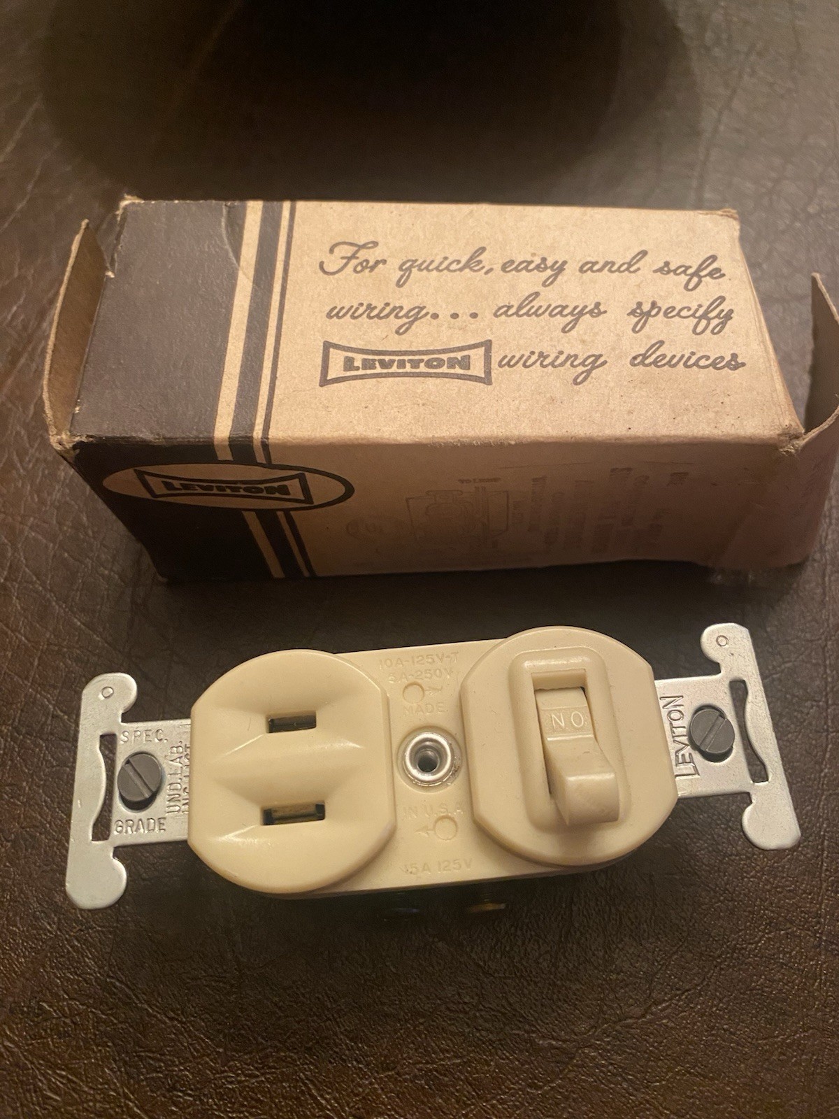 LEVITON IVORY Combination Toggle SWITCH & Polarized Outlet RECEPTACLE 5221-I NOS