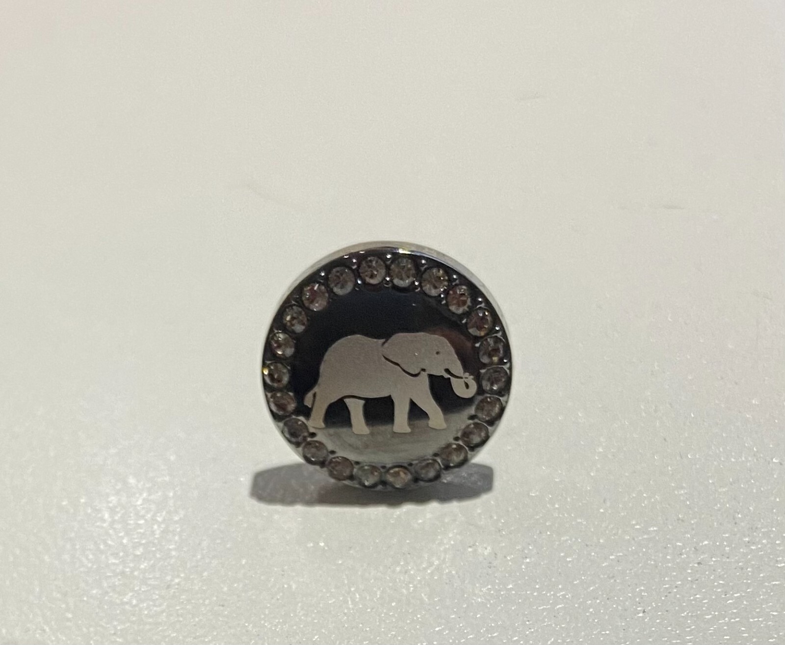 SWAROVSKI CRYSTAL SCS 2022 ELEPHANT TACK PIN 5622785.NEW IN BAG.