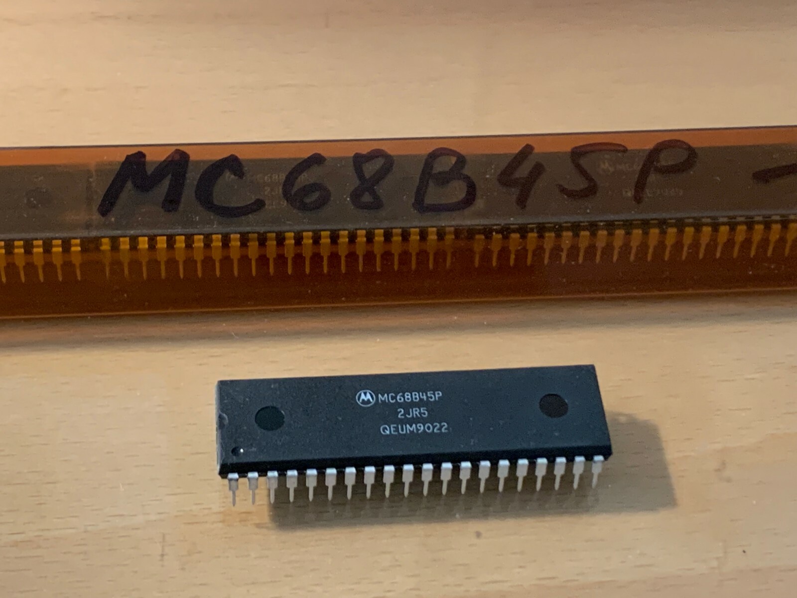 MC68B45P - Motorola Video Output Graphics Controller - CRT Controller , DIP-40.