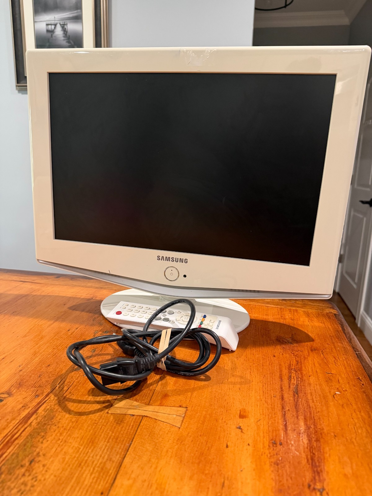 Samsung LN- 51952W 19-inc Widescreen LCD HDT Monitor, White with Original Remote