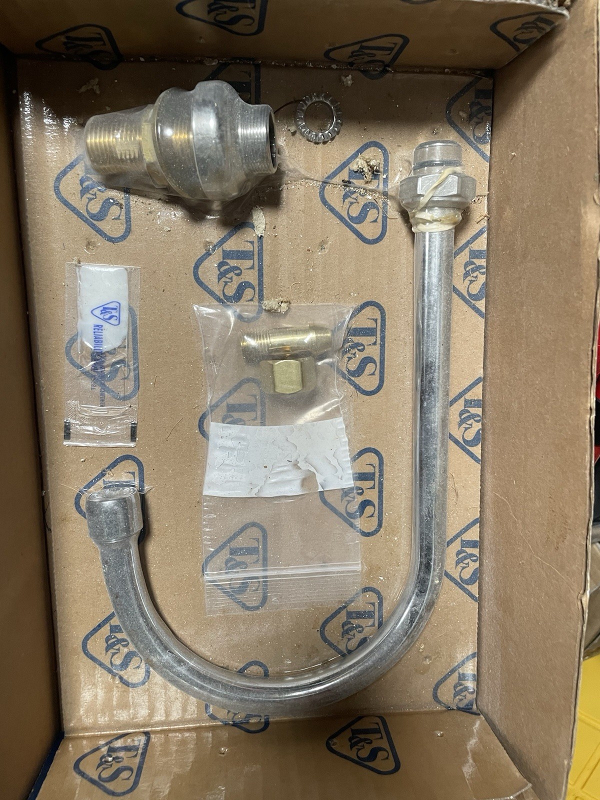 New T&S Brass B-0546-133X-AER Swivel Gooseneck With 2.2 GPM Aerator