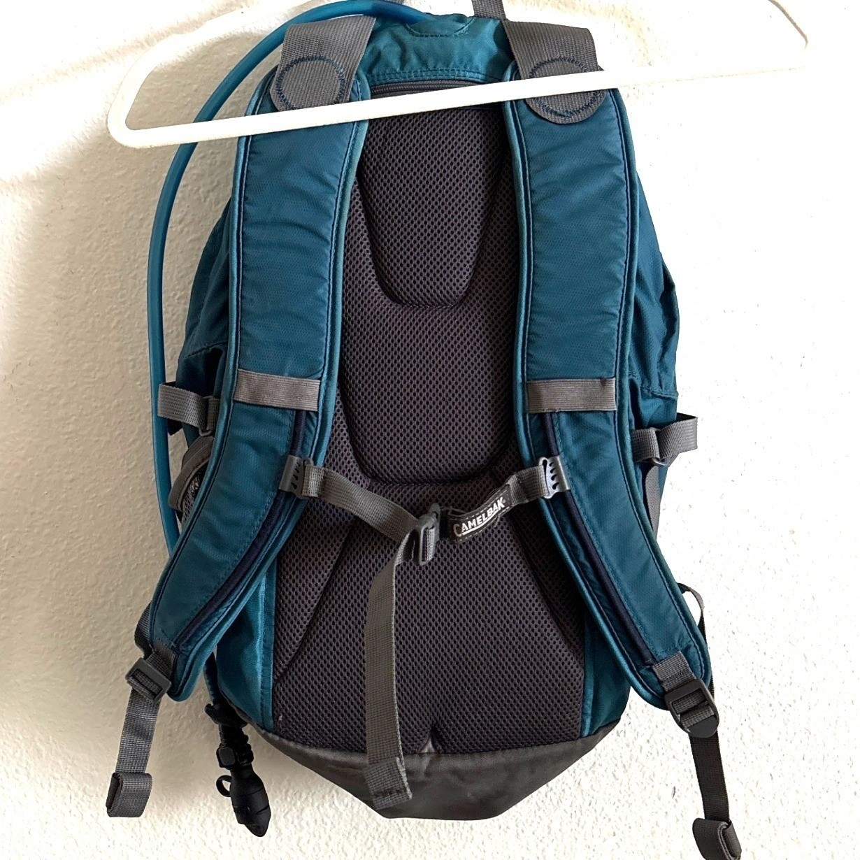 CamelBak Cloud Walker Teal Blue Hydration Backpack Hiking Daypack with Bladder