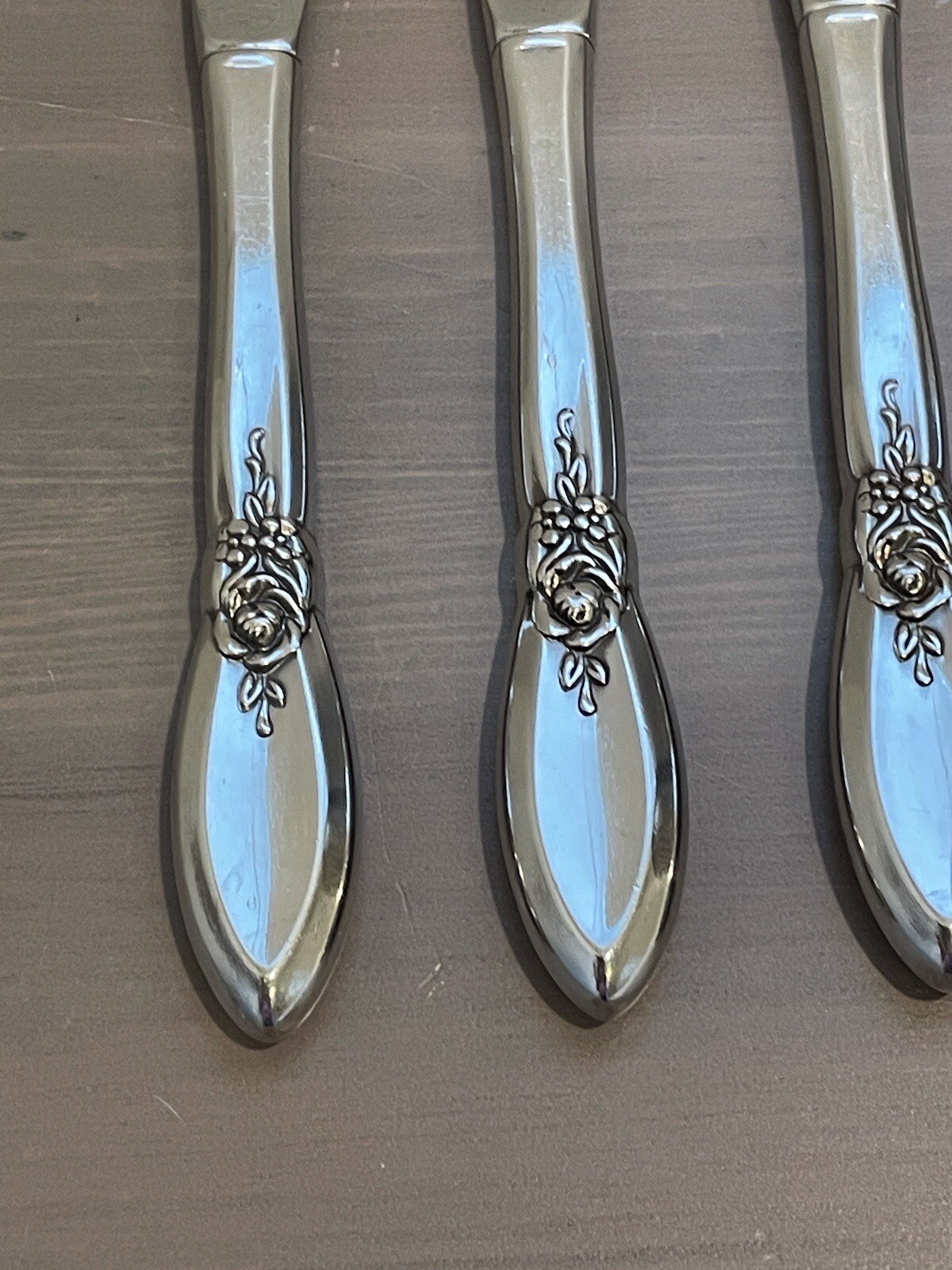 5 Oneida Community Stainless SPRING ROSE Dinner Knives 9”