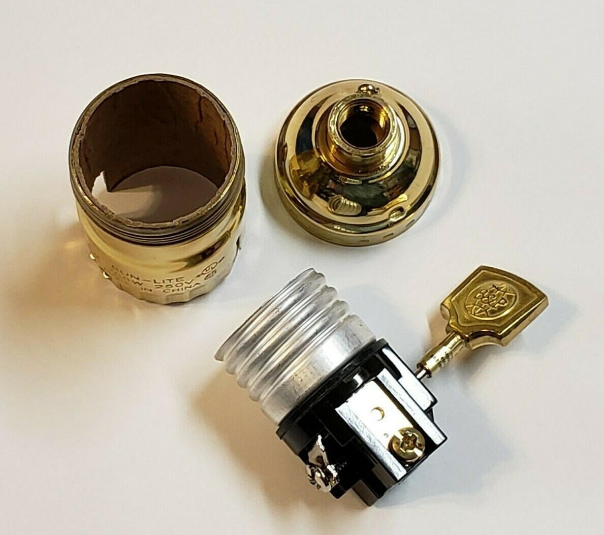 SOLID BRASS 3 WAY LAMP LIGHT SOCKET WITH UNO THREADS & DECORATIVE KEY 47644JB
