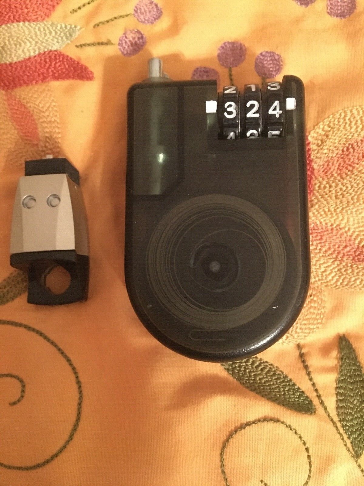 Laptop Cable Lock,New in box; 3-digit dial combination with retractible cable