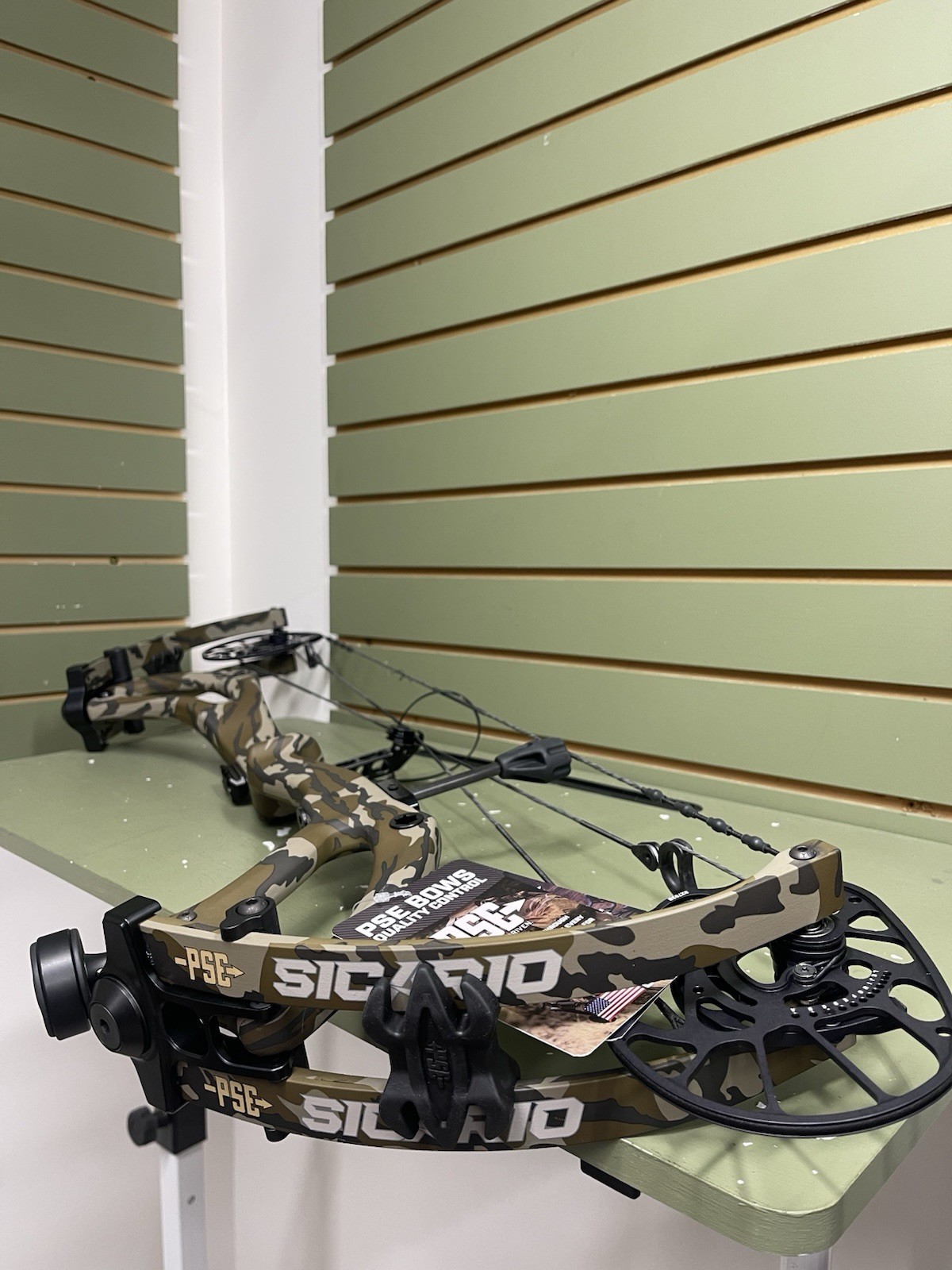 FLOOR MODEL, PSE Sicario Bottomland, RH, 24.5-30”, 60-70#.