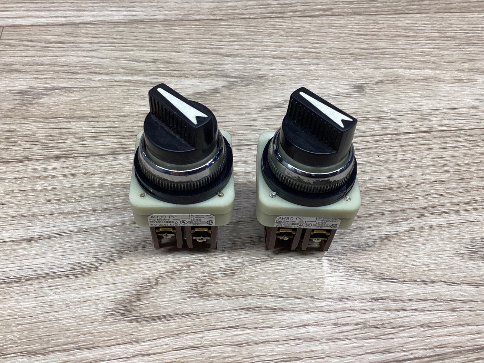 LOT OF 2 FUJI AH30-P2 2-Position Selector Switch #832D77