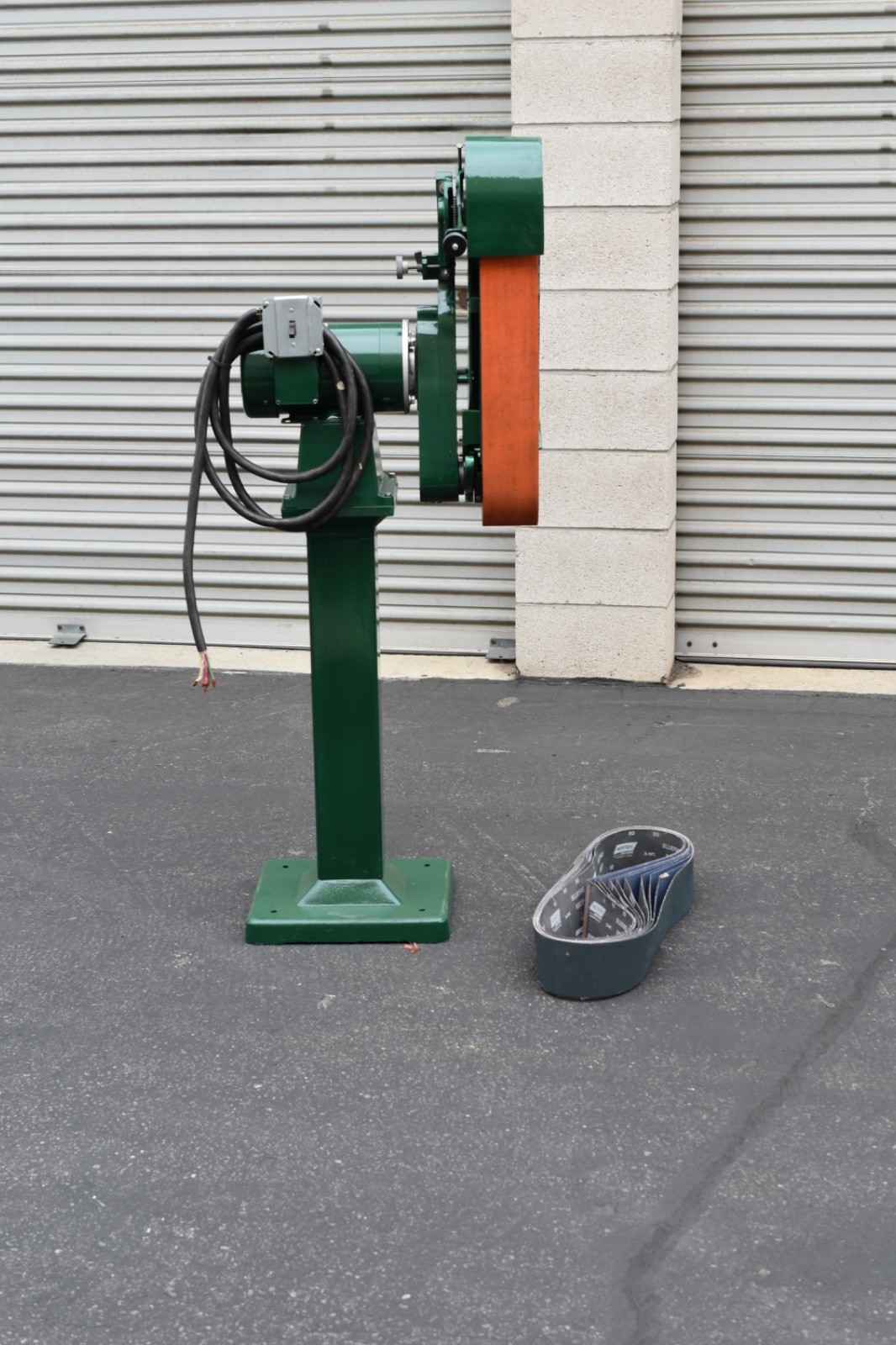 Burr King 960-400, 4" x 60" belt, 2 wheel belt grinder, 3 hp, with stand