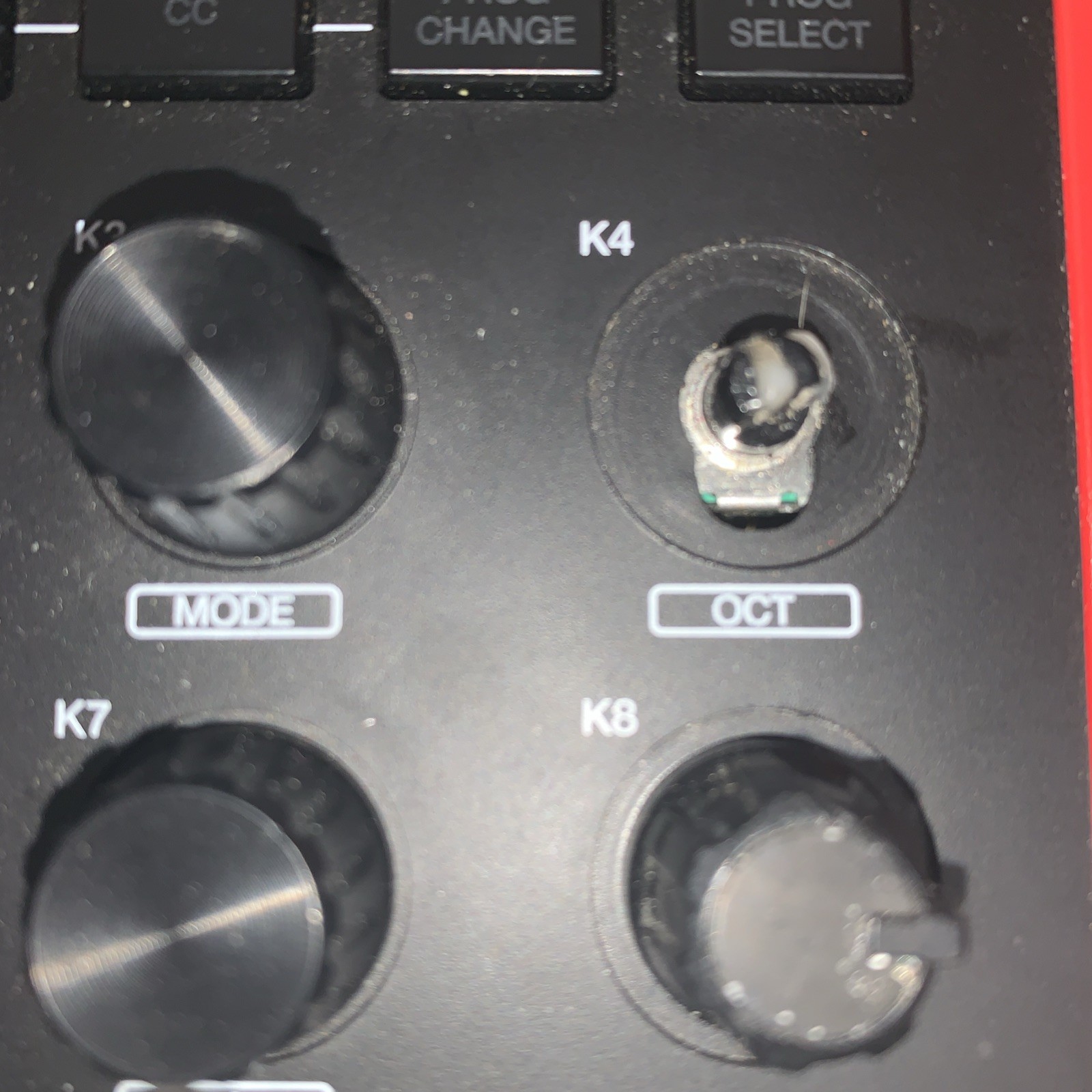 AKAI MPK Mini 25 Key USB MIDI Controller W/ 8 Drum Pads & 8 Knobs (missing 1)