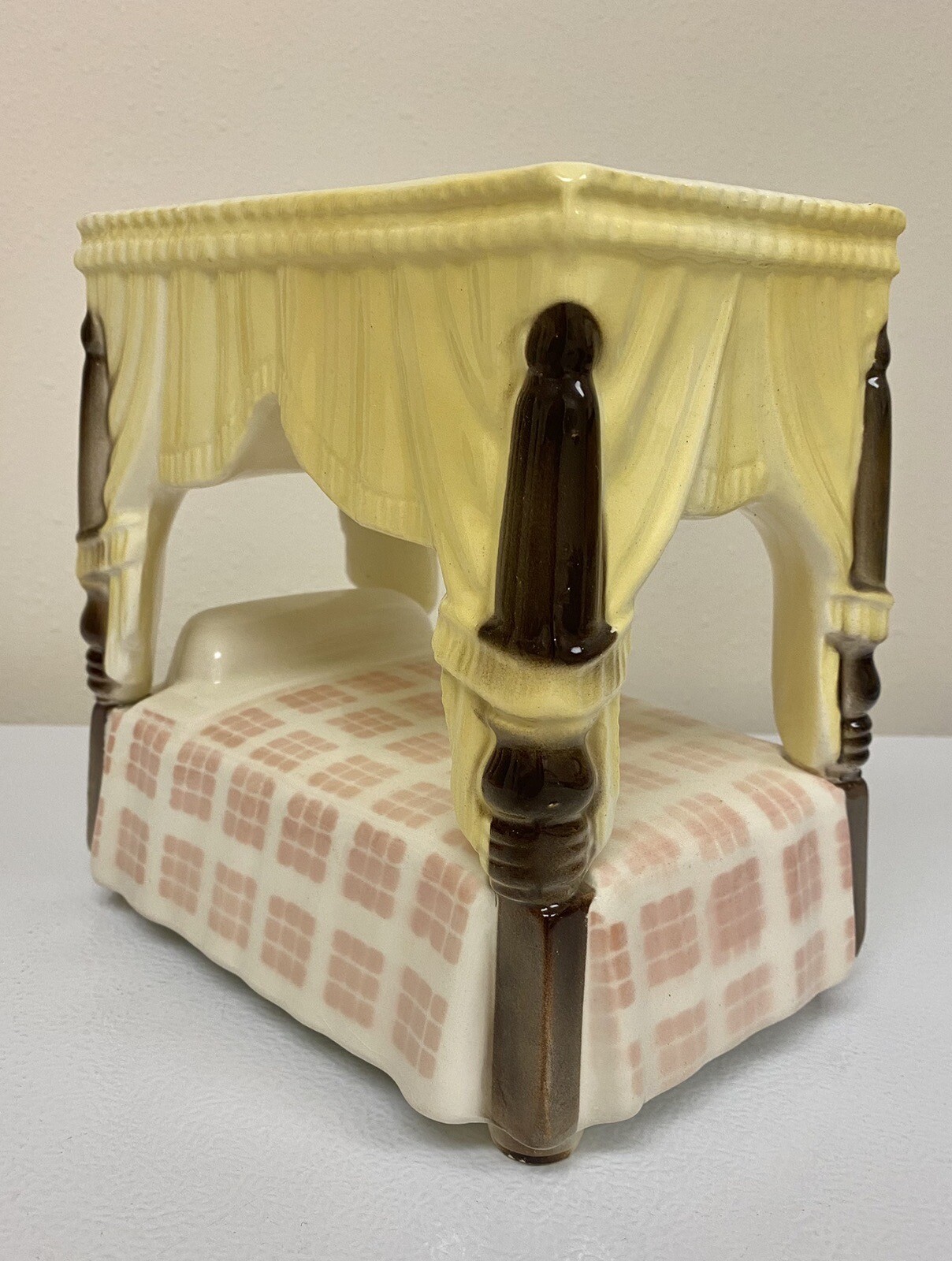 SHAWNEE POTTERY POSTER BED PLANTER YELLOW DRAPERY PINK CHECKER BED SPREAD NICE!