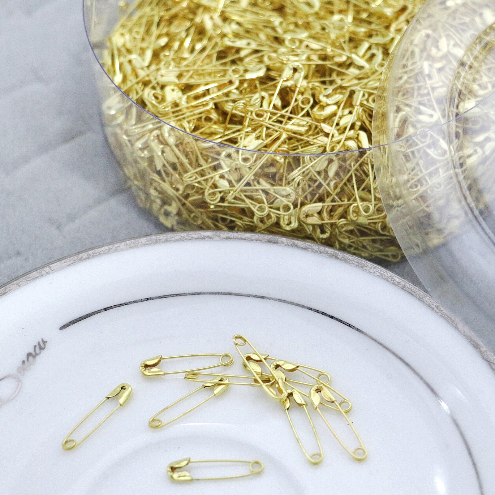 Safety Pins Gold Finish  200/Pack size 00=3/4" Great For Tags, Sewing & Quilting
