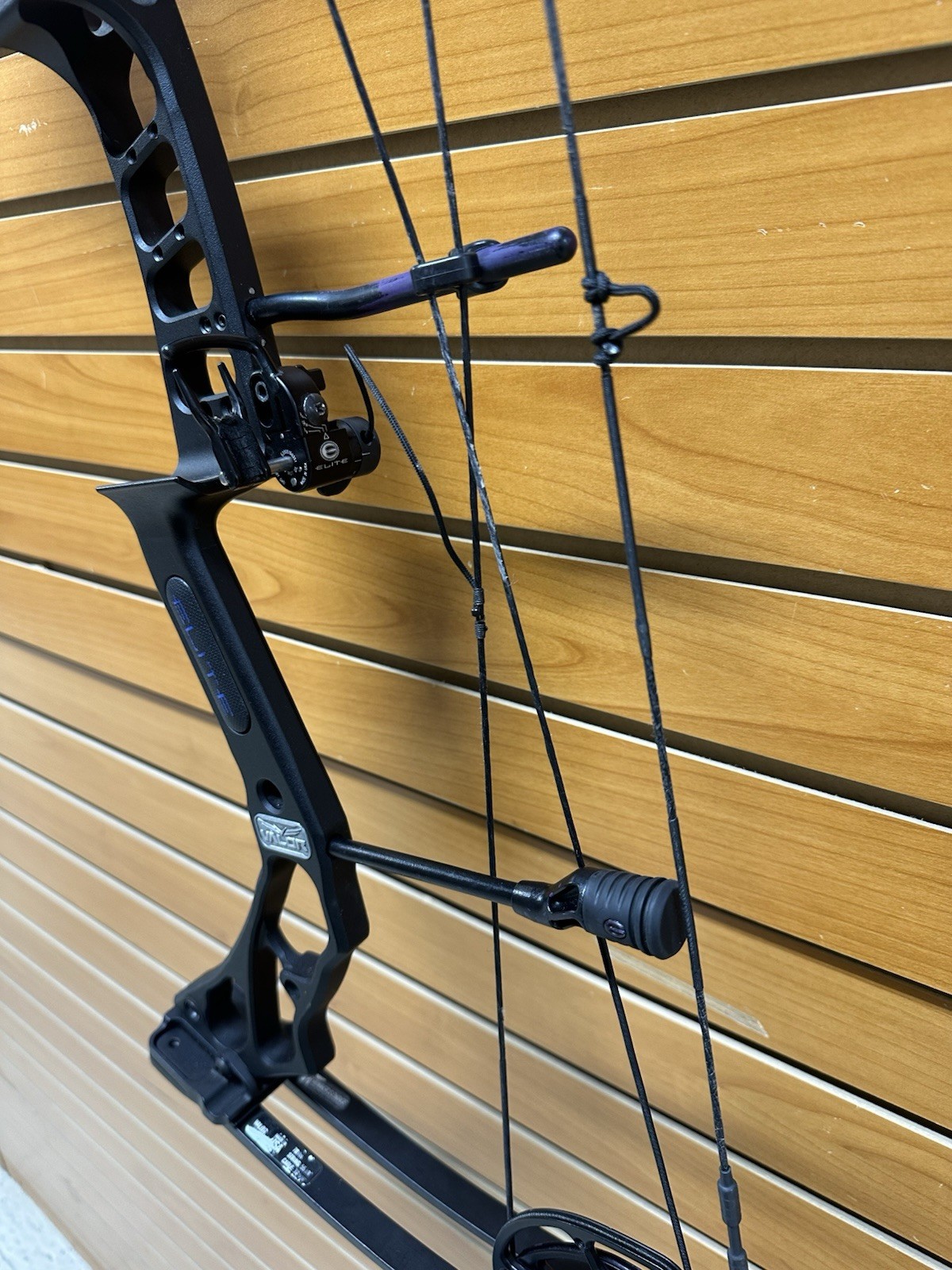 Elite Archery Compound Bow - VALOR - RH - 70# Max - 28.5” Mod Installed