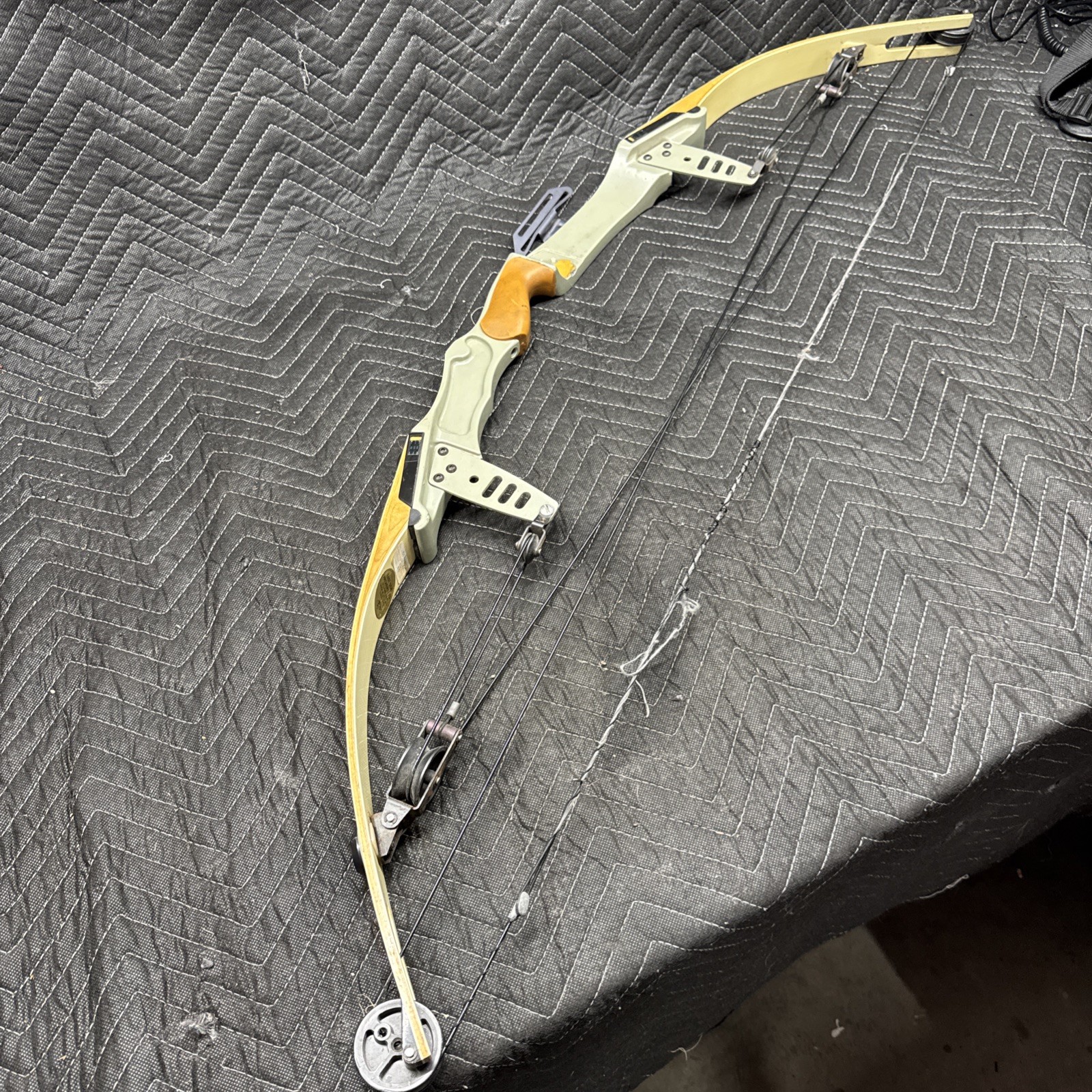 Vintage Ben Pearson Pro Staff 6000 Four Wheel Compound Bow