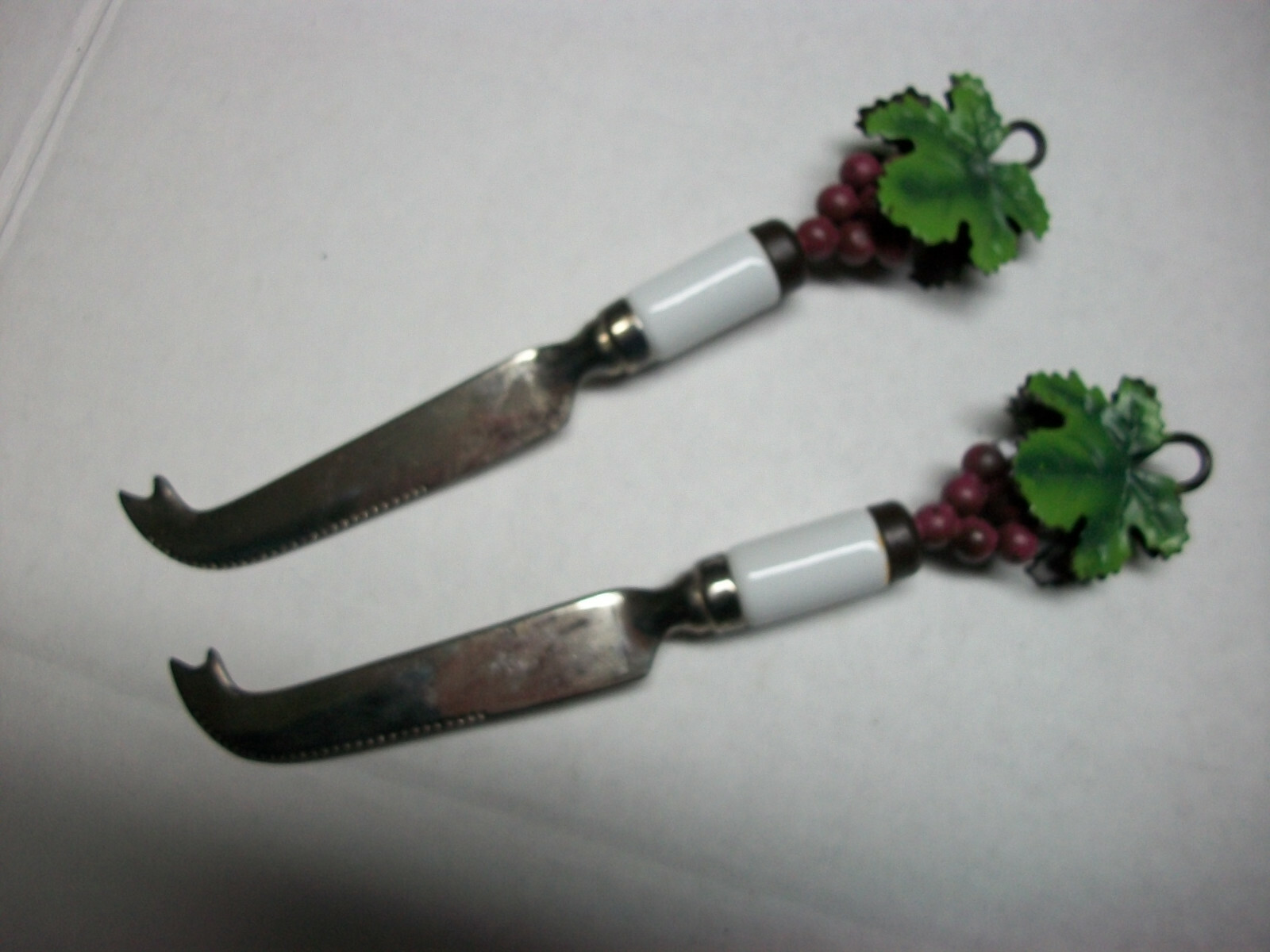 Pair of Vtg Silverplate Porcelain Cheese Knives Spreaders Grape Cluster & Leaf