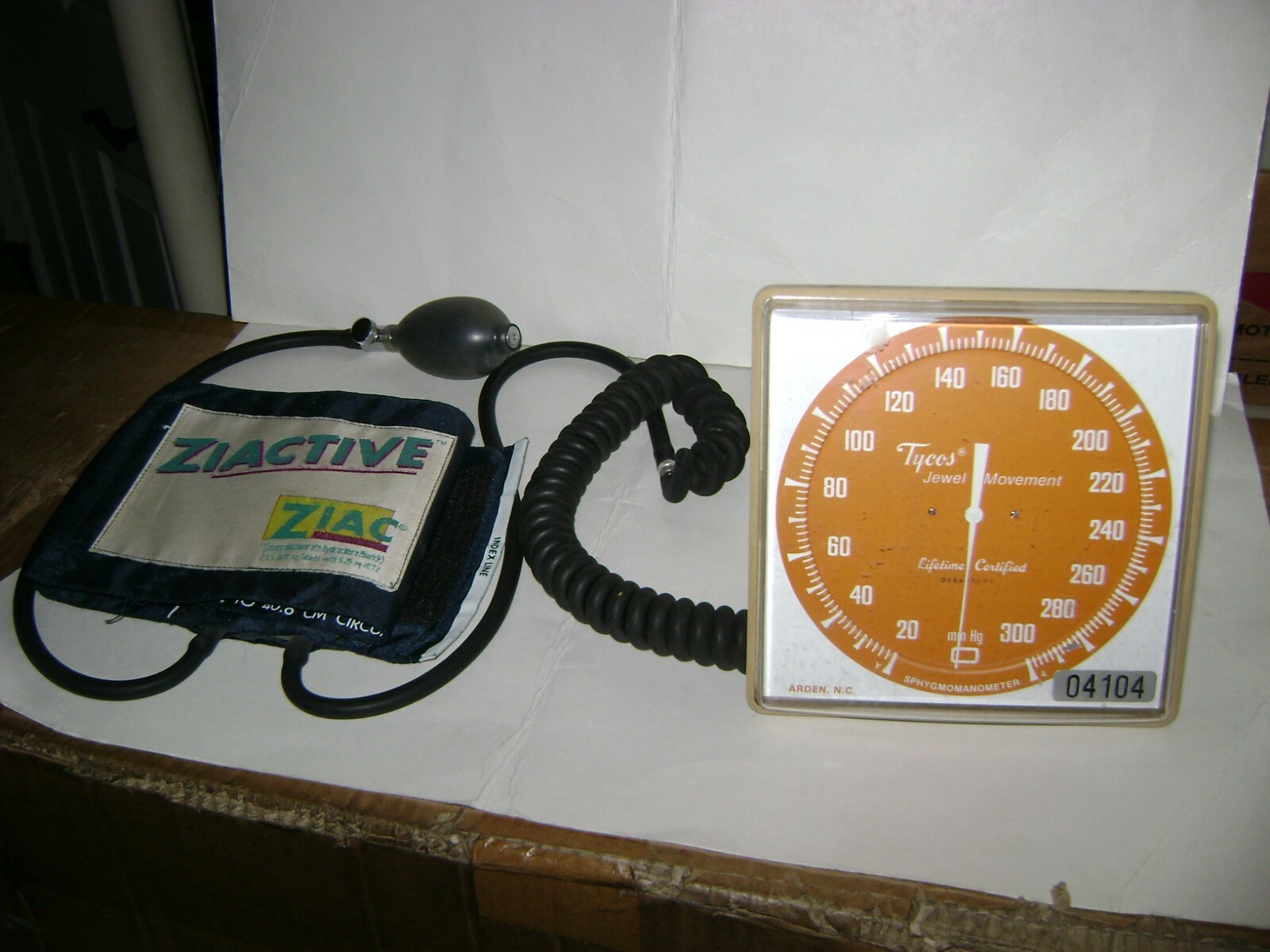 Tycos Sphygmomanometer Blood Pressure with bracket  cuff and hand bulb pump ..